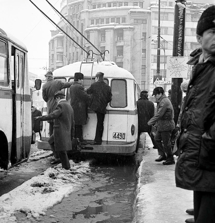 Frânturi de comunism + ce s-a schimbat începând cu 1989.